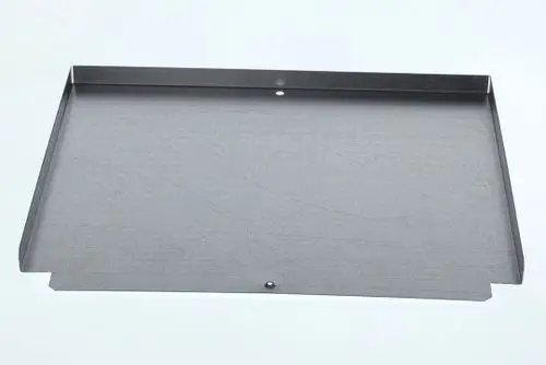 Reinigungslappen aus Metall, rechteckig mit leicht erhöhtem Rand und einer zentralen Öffnung. Geeignet für Bosch-Geräte zur Wartung oder Reinigung.